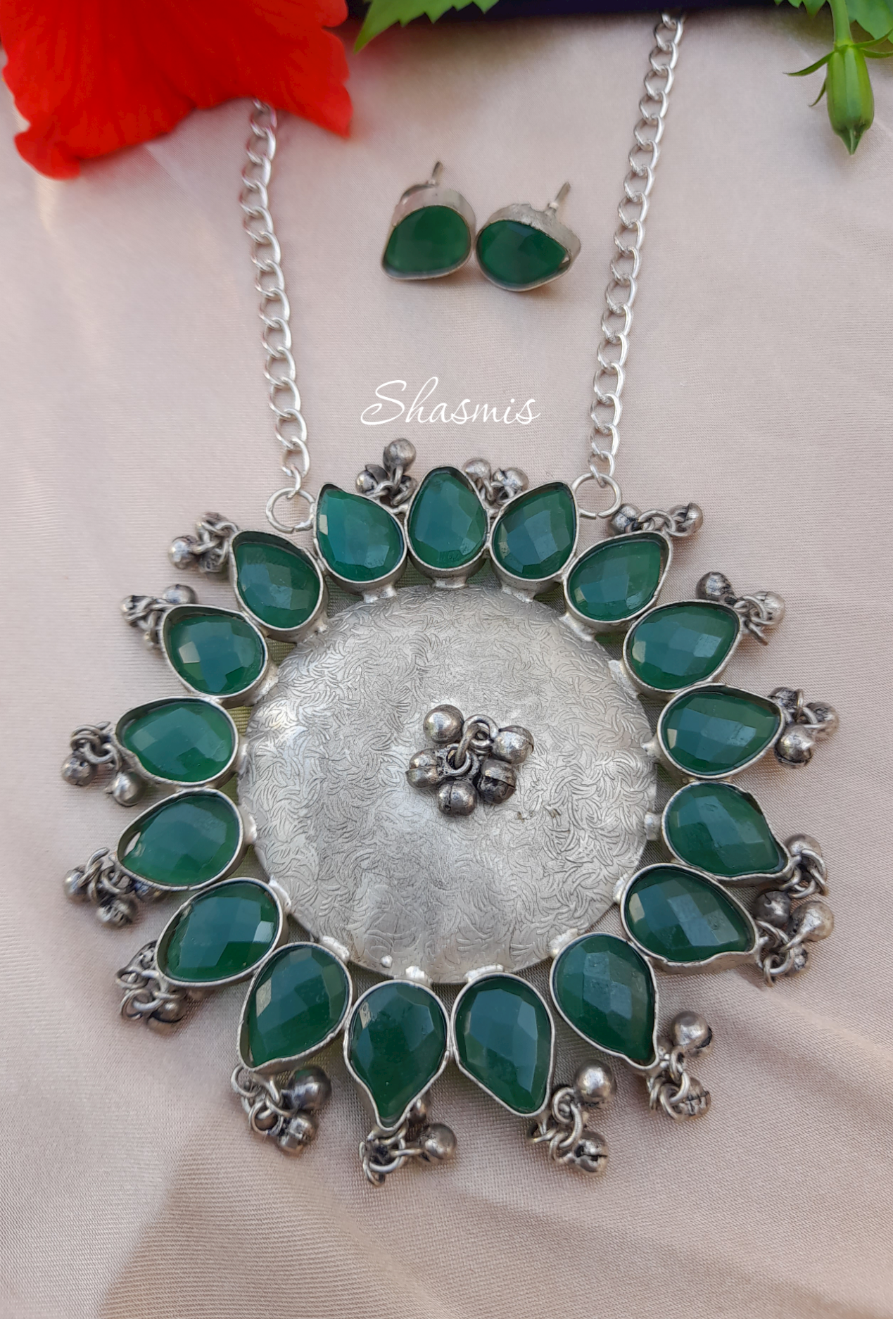 Green Color Crystal Design Druzy Stone With Silver Plating Necklace