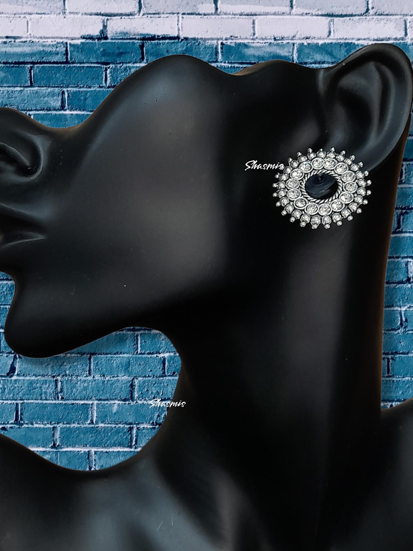 White Stone Silcer Round Earrings