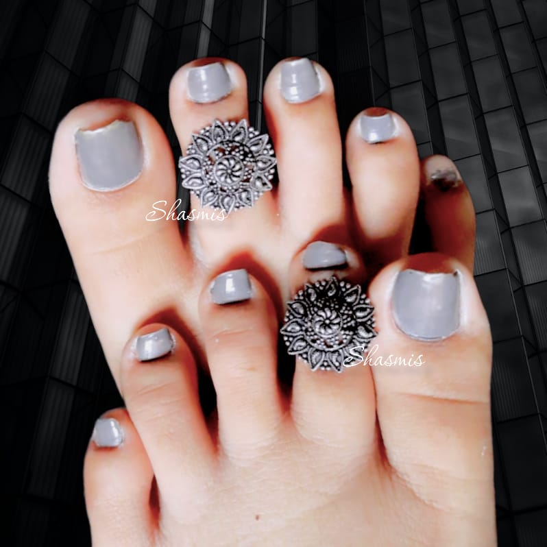 Flower Oxidised Toe-Ring