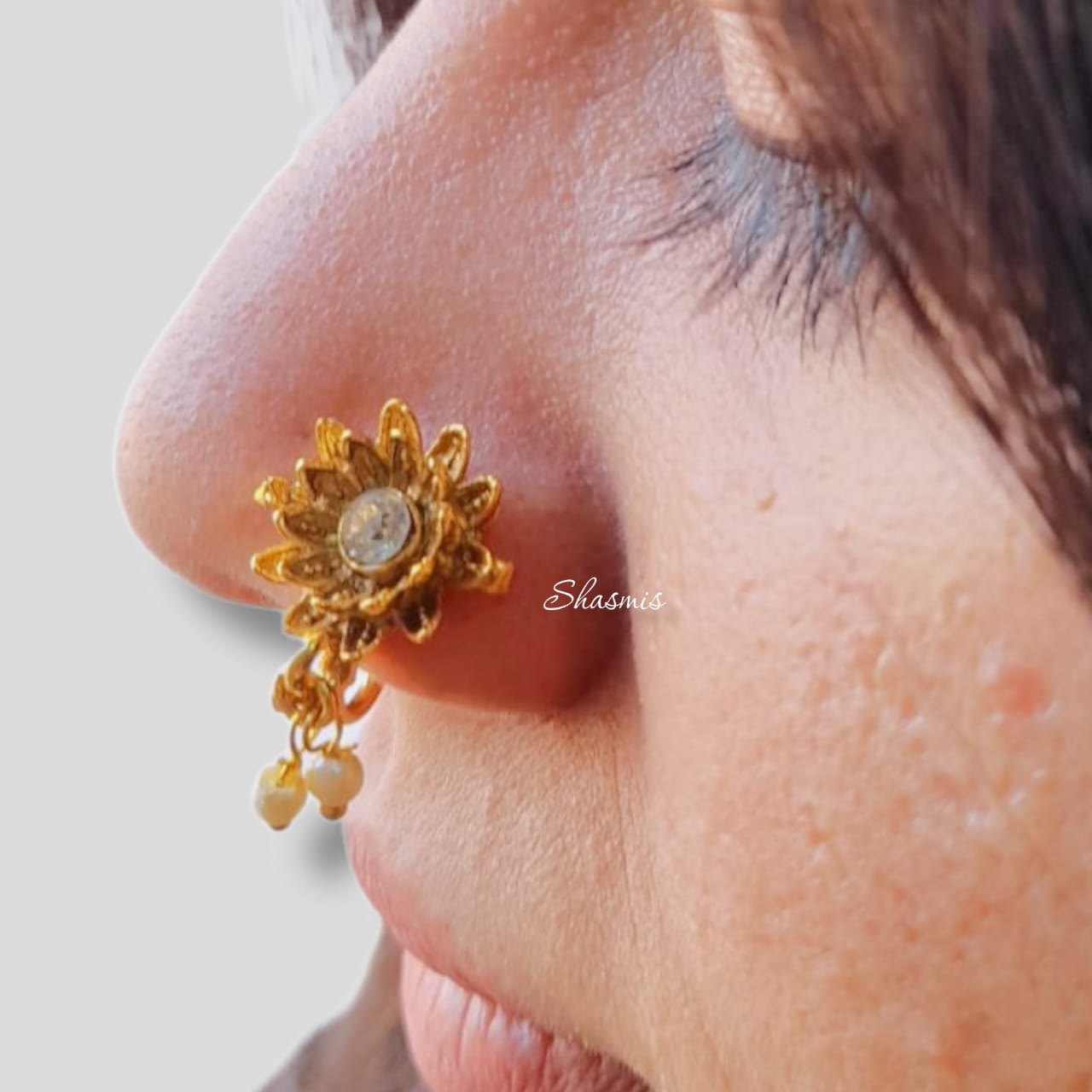 Flower With Centre Stone Press/Non-Pierce Nose Pin