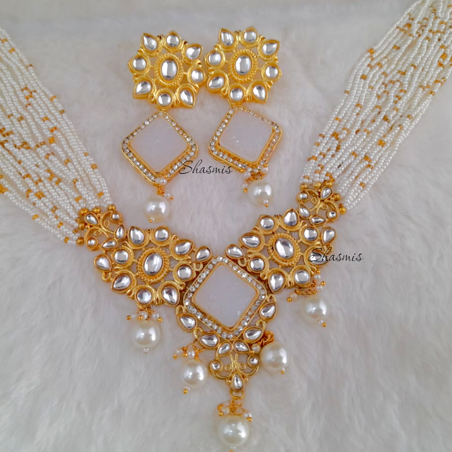 White Pearls Craved Necklace