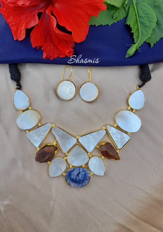 Mother Pearl Necklace With Druzy Stone 