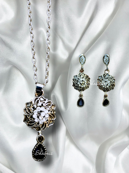 Simple Locket And Earrings Long Necklace
