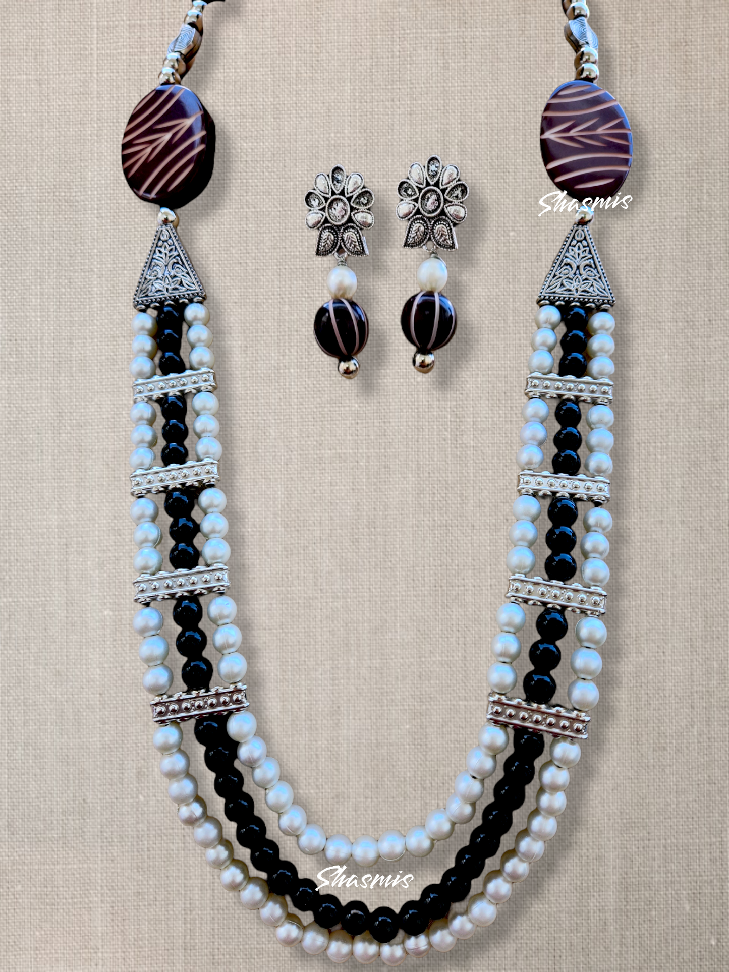 Black And White Pearl Necklace With Maroon Color Carved Stone Necklace 