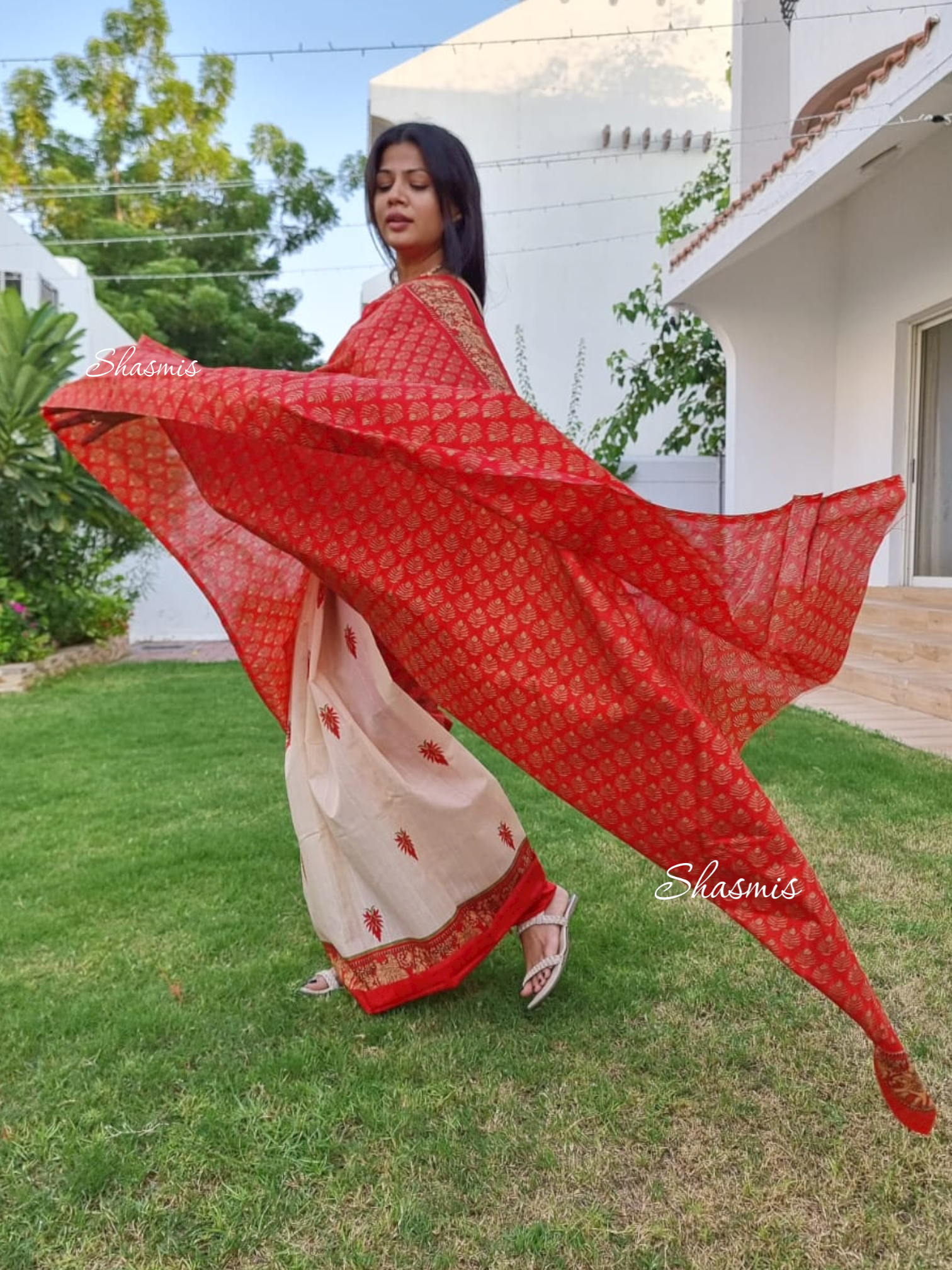 Serene Silk Serene Denouement White Soft Banarasi Silk Saree with Unique  Blouse Piece Price in India - Buy Serene Silk Serene Denouement White Soft  Banarasi Silk Saree with Unique Blouse Piece online